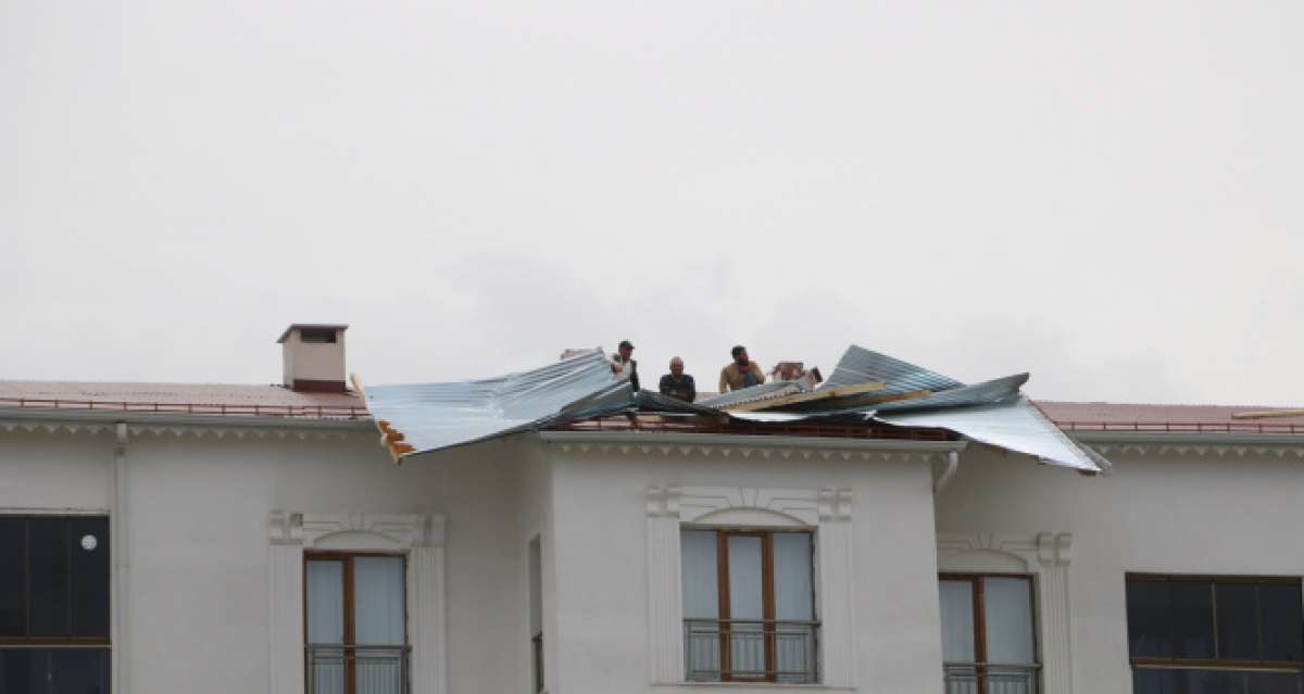 Kuvvetli fırtına hayatı olumsuz etkiledi, bir çok evin çatısı uçtu
