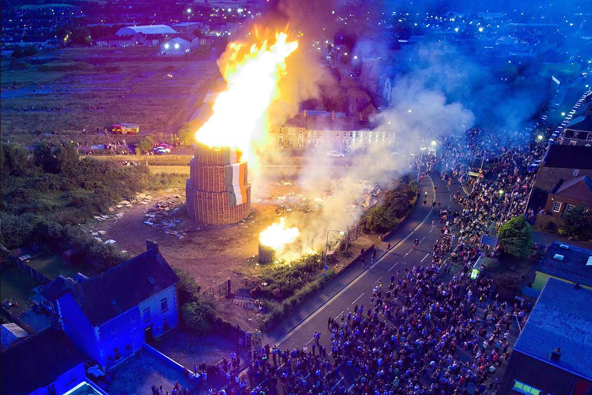 Kuzey İrlanda'da "On Birinci Gece” dev ateşler yakılarak kutlandı