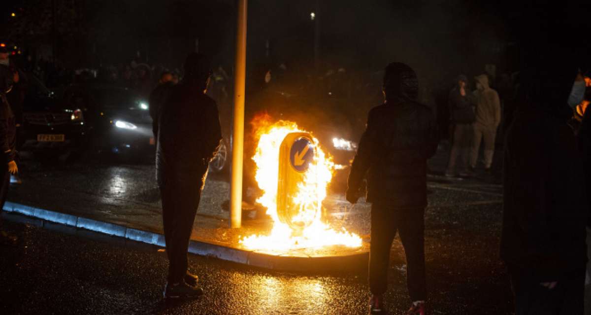 Kuzey İrlanda'da tansiyon düşmüyor: aracı ateşe verdiler