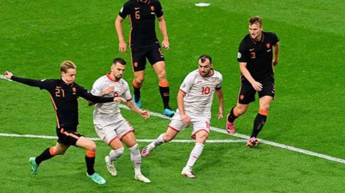 Kuzey Makedonya-Hollanda maçında TRT spikeri tekrarı, yeni pozisyon sanarak anlattı
