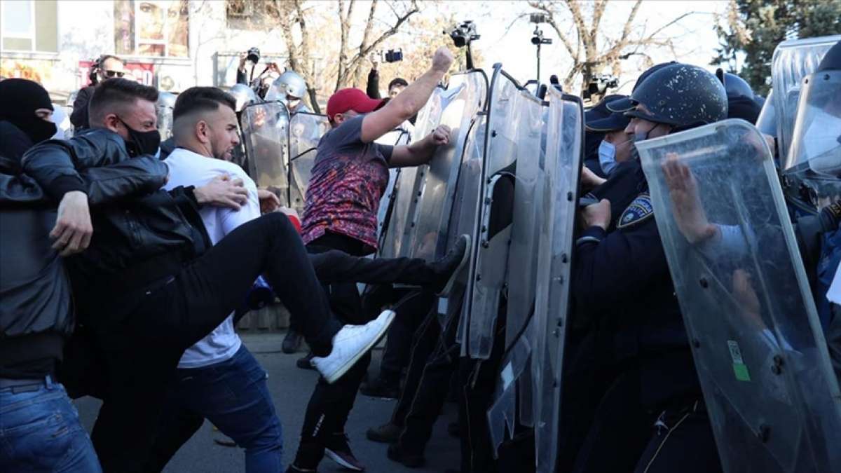 Kuzey Makedonya'da 'Monstrum' davasının kararını protesto edenlerle polis arasında ar