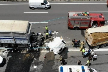 Kuzey Marmara Otoyolu'ndaki feci kazada kamyon ikiye bölündü: 1 ölü