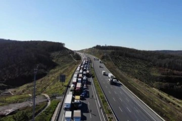 Kuzey Marmara’da Otoyolu’nda tır bariyerleri biçti, 4 şerit trafiğe kapatıldı