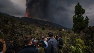La Palma Adası'nda yanardağdaki patlamaların sertliği arttı, uçuşlar durduruldu