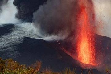 La Palma'da volkanik kül bulutu uyarısı