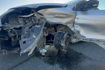 Lastiği patlayan otomobil bariyerlere çarptı: 3’ü çocuk 4 yaralı