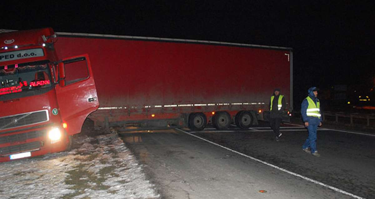 Lastiği patlayan tır kaza yaptı: Çorlu-Edirne Karayolu ulaşıma kapandı