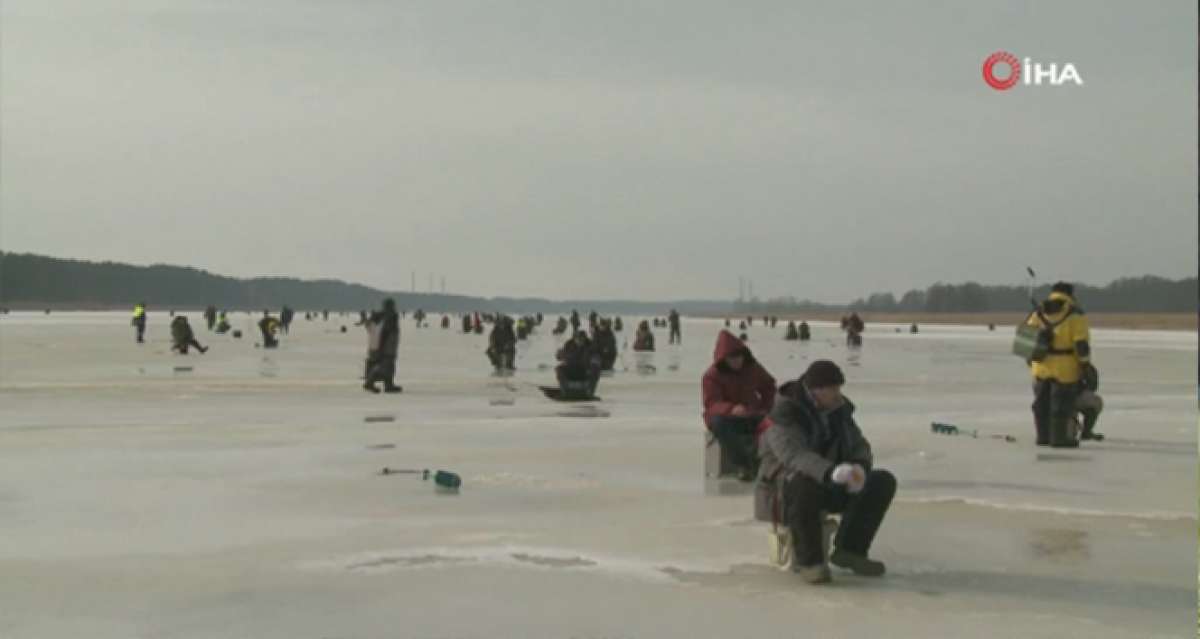 Letonyalılar, buz tutan gölde balık tutmanın keyfini çıkarıyor