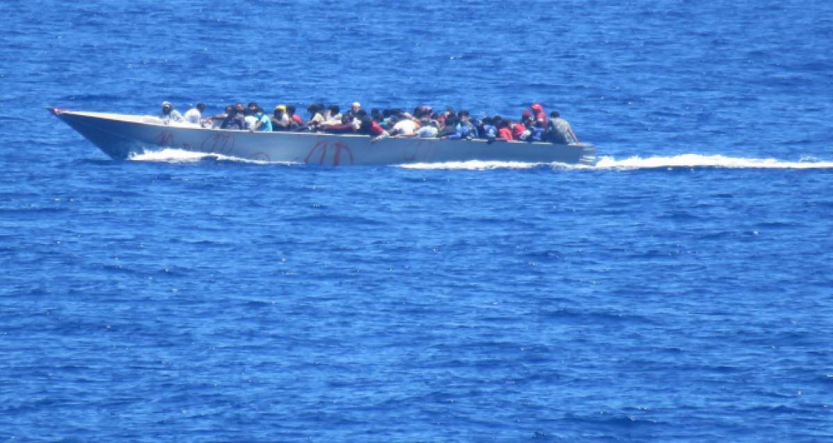 Libya açıklarında 4'ü çocuk 54 düzensiz göçmen kurtarıldı