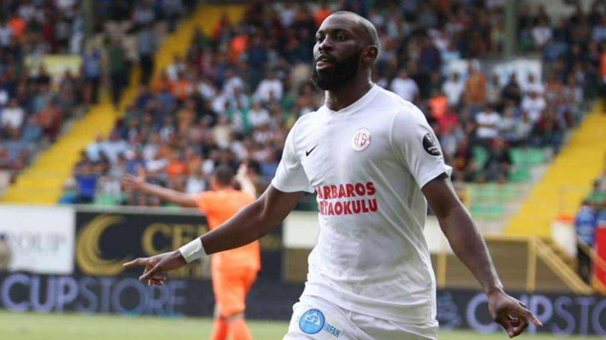 Ligin yeni ekibi Giresunspor, Antalyaspor formasıyla patlama yapan Doukara'ya imza attırdı