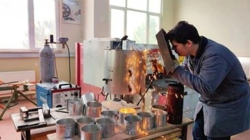 Lise &ouml;ğrencileri, depremzedeler i&ccedil;in soba &uuml;retiyor