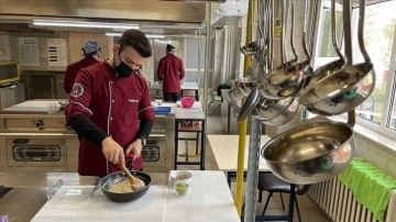 Lise öğrencileri Osmanlı saray mutfağı lezzetlerini öğreniyor