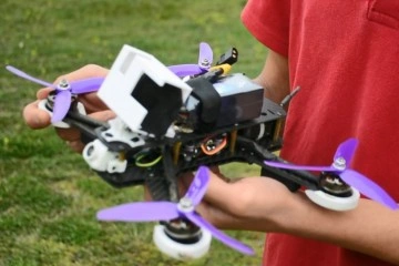 Lise öğrencisi saatte 200 kilometre hıza çıkabilen yarış dronu yaptı