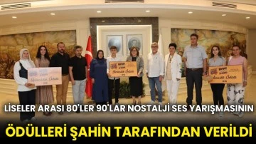 Liseler arası 80'ler 90'lar Nostalji Ses Yarışmasının ödülleri Şahin tarafından verildi