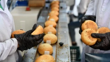 Liselilerin yaptığı ekmekler ramazanda ihtiyaç sahiplerinin de yüzünü güldürüyor