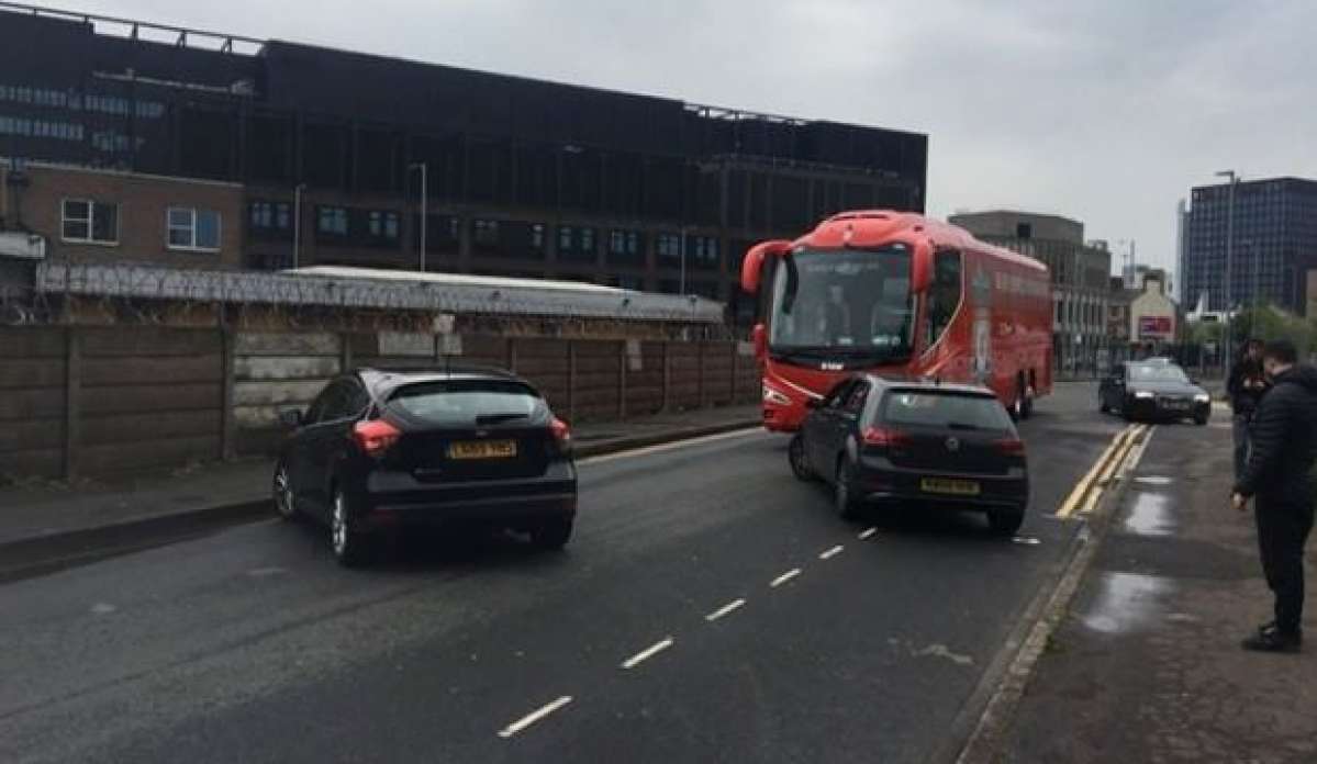 Liverpool otobüsünün önünü kesip, lastiklerini patlattılar!