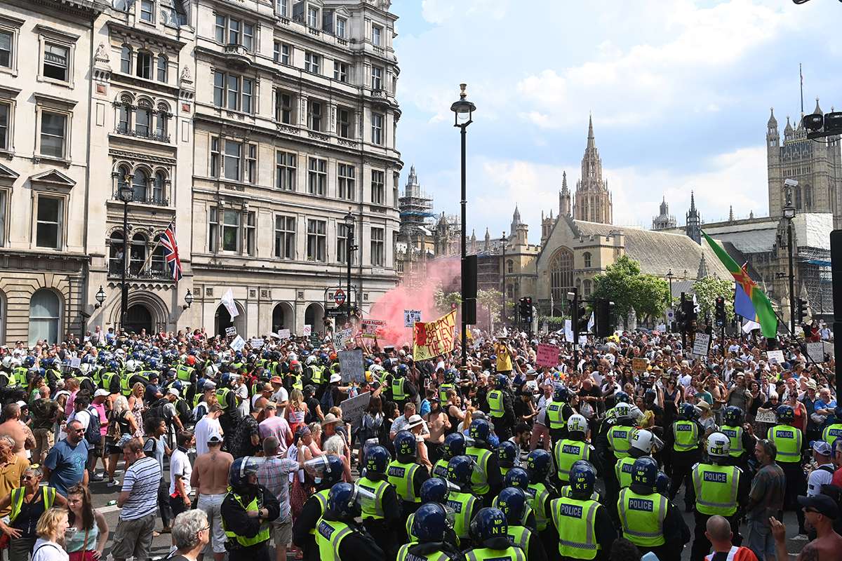 Londra'da aşı karşıtlarından protesto: 11 gözaltı