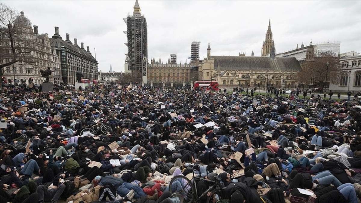 Londra'da kadın cinayetini anma törenine polis müdahalesi protesto edildi