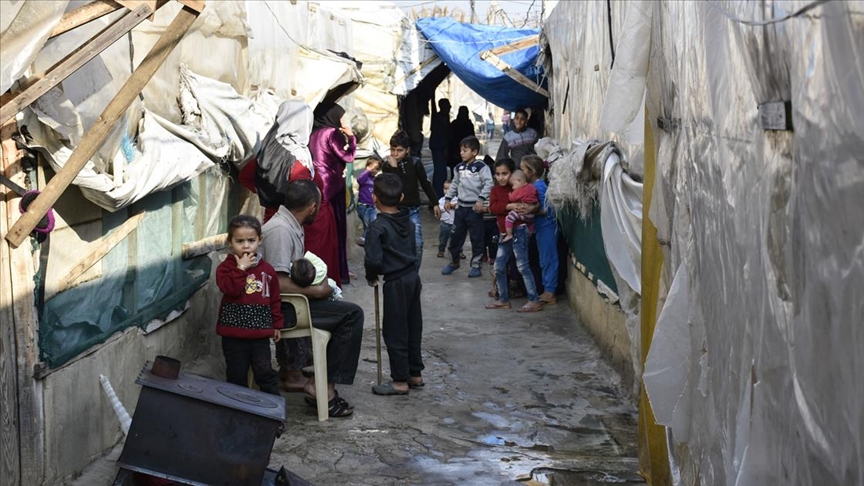 Lübnan'da çadırları ateşe verilen Suriyeli mültecilerin tek umudu insani yardımlar