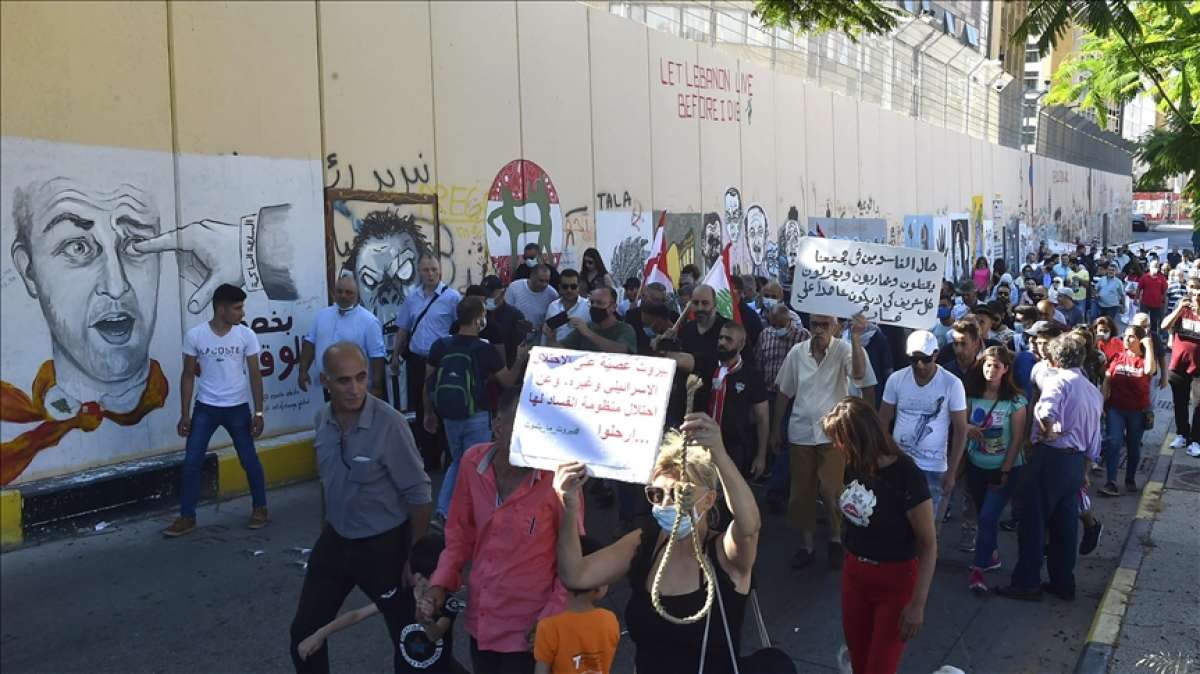 Lübnan'da 'yönetimin düşürülmesi' talebiyle gösteri düzenleyen grup halkı sokağa çağı