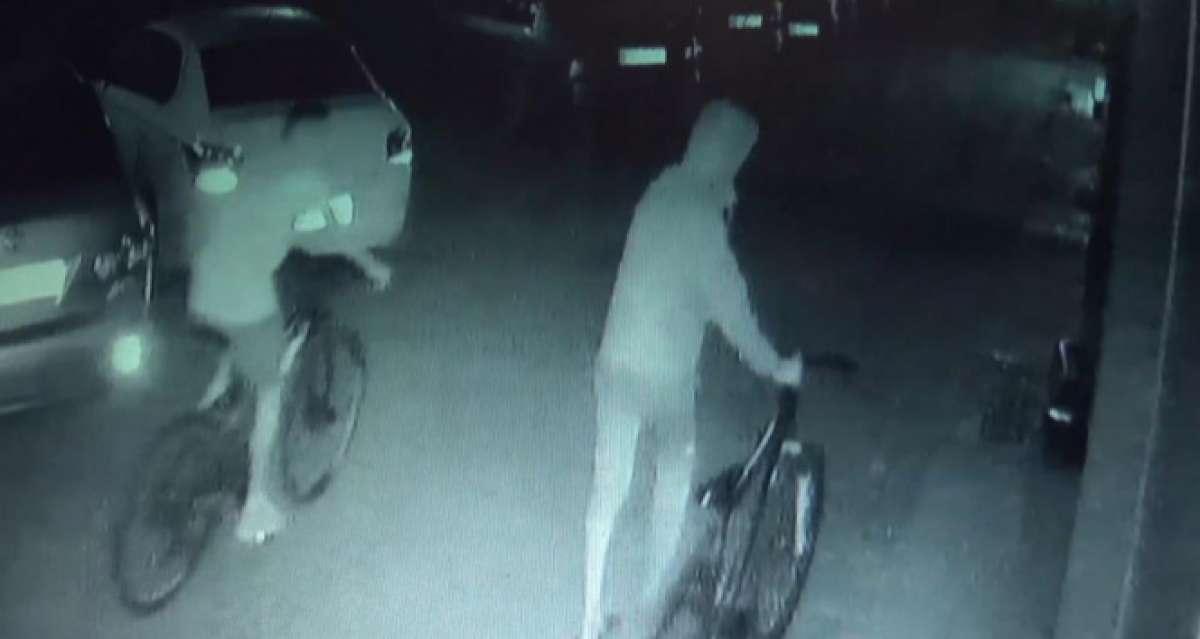 Lüks rezidansa gelen bisikletli hırsızlar bilgisayar çalıp böyle kaçtı