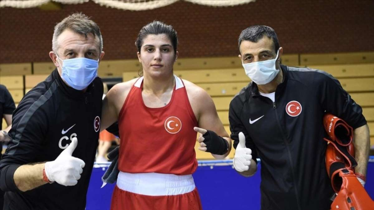 Macaristan'da iki mili boksör finale kaldı