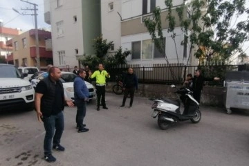 Maddi hasarlı kazanın ardından ara&ccedil; s&uuml;r&uuml;c&uuml;leri birbirlerine girdi