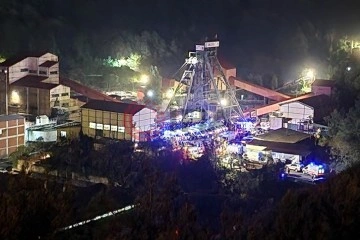 Madendeki patlamada yaralanan işçiler hastaneye kaldırılıyor