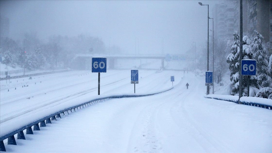 Madrid'de yüzlerce yolcu kar fırtınası nedeniyle havalimanında mahsur kaldı