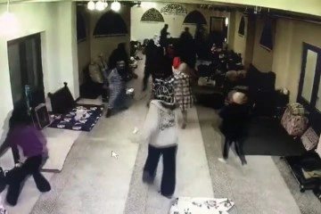 Malatya depreminde panik anları g&uuml;venlik kamerasına yansıdı