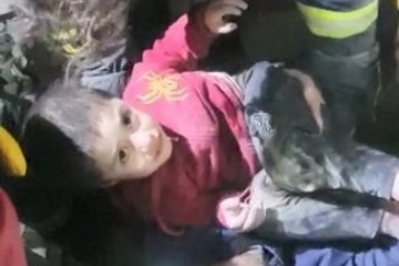 Malatya’da 45 saat sonra 6 yaşındaki Abdullah enkaz altından kurtarıldı