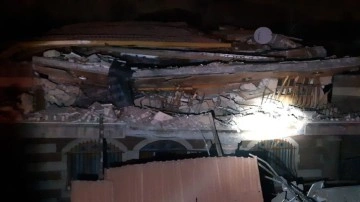 Malatya'da deprem sonrası boşaltılan 3 katlı bina yıkıldı