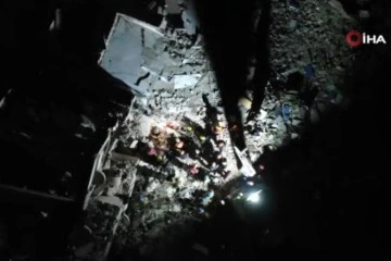 Malatya’da ekiplerin enkaz alanında akşam karanlığında çalışması havadan görüntülendi
