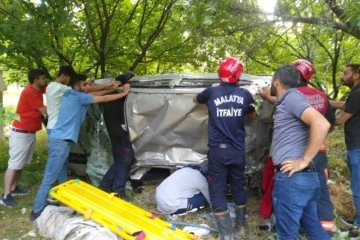 Malatya'da kontrolden çıkan otomobil takla attı: 4 yaralı
