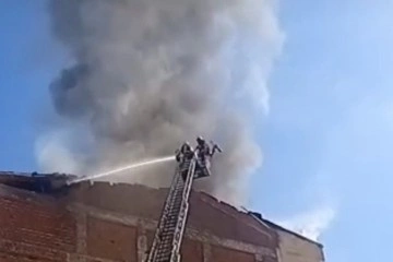 Malatya’daki çatı yangınında alevler göğe yükseldi