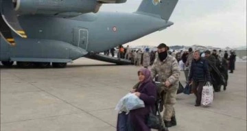 Malatya’daki depremzedeler uçaklarla Ankara’ya taşınmaya devam ediyor