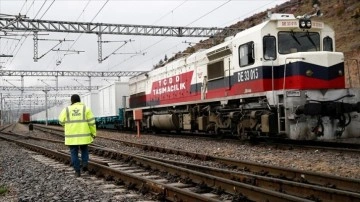 Malatya'ya gönderilen yaşam konteynerlerini taşıyan tren Kayseri'ye ulaştı