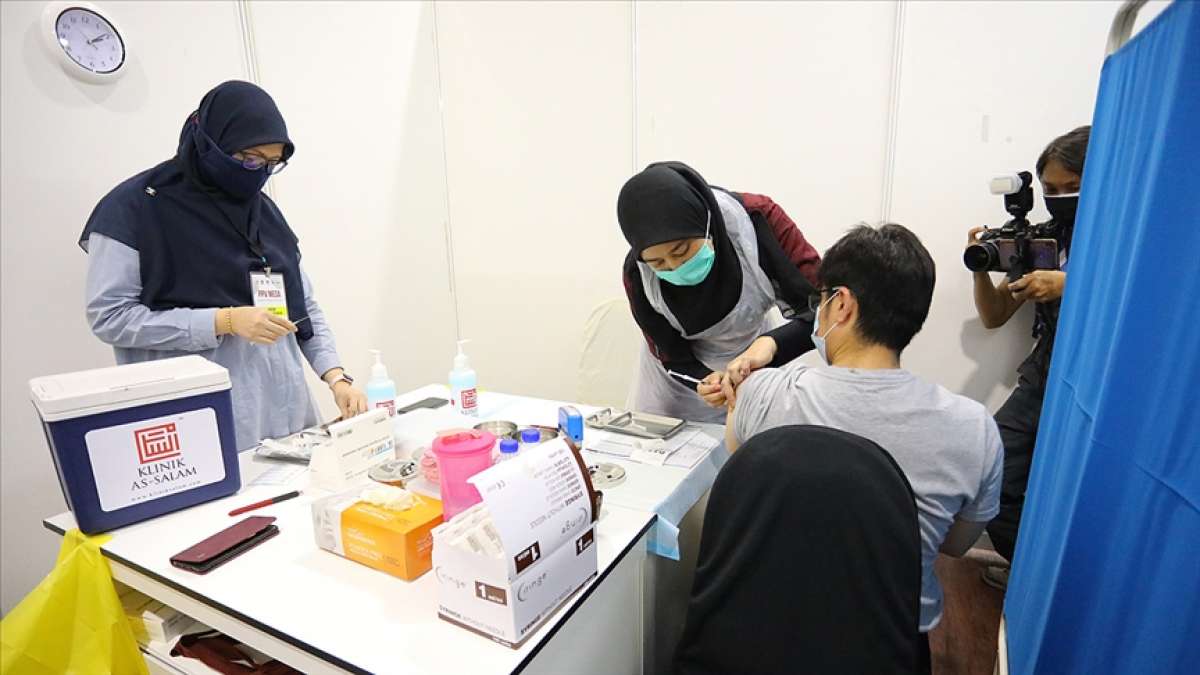 Malezya'da aşı yaptıranlar için bazı Kovid-19 yasakları hafifletildi