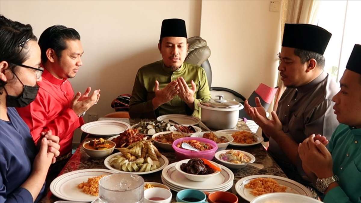 Malezya'da Müslümanlar ailelerinden uzakta kalmalarına rağmen bayram geleneklerini sürdürüyor