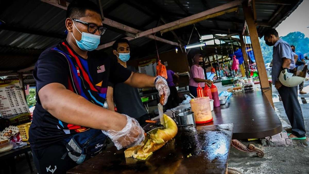 Malezya'daki geleneksel ramazan pazarları, salgına rağmen sokaklara renk katıyor