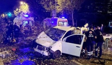 Maltepe'de kaza! Araçta bulunan 4 kişi sıkıştı
