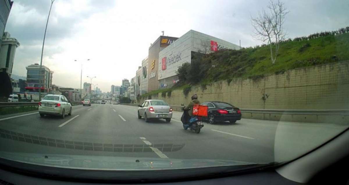 Maltepe'de motosikleti arıza yapan sürücüye otomobil sürücüsünden halatlı yardım