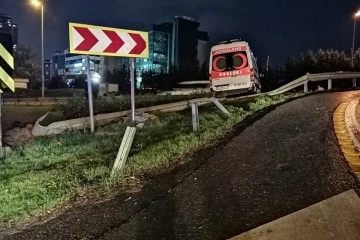 Maltepe'de önüne otomobil çıkan ambulans bariyeri aşıp yoldan çıktı