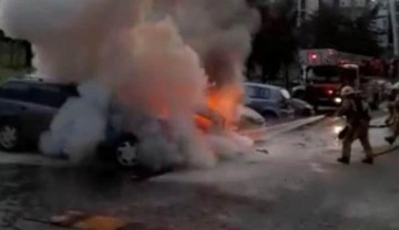 Maltepe'de otoparkta 3 otomobil yandı