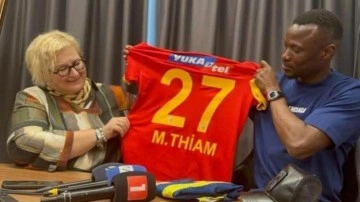 Mame Thiam, formalarını depremzedeler i&ccedil;in bağışladı