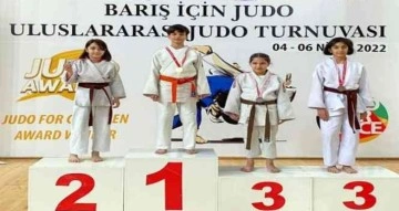Manisa BBSK’lı judocular madalyaları topladı