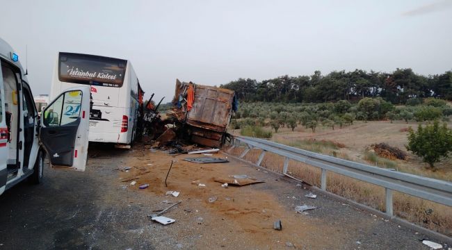 Manisa’da otobüs tıra çarptı: 9 ölü, 30 yaralı 