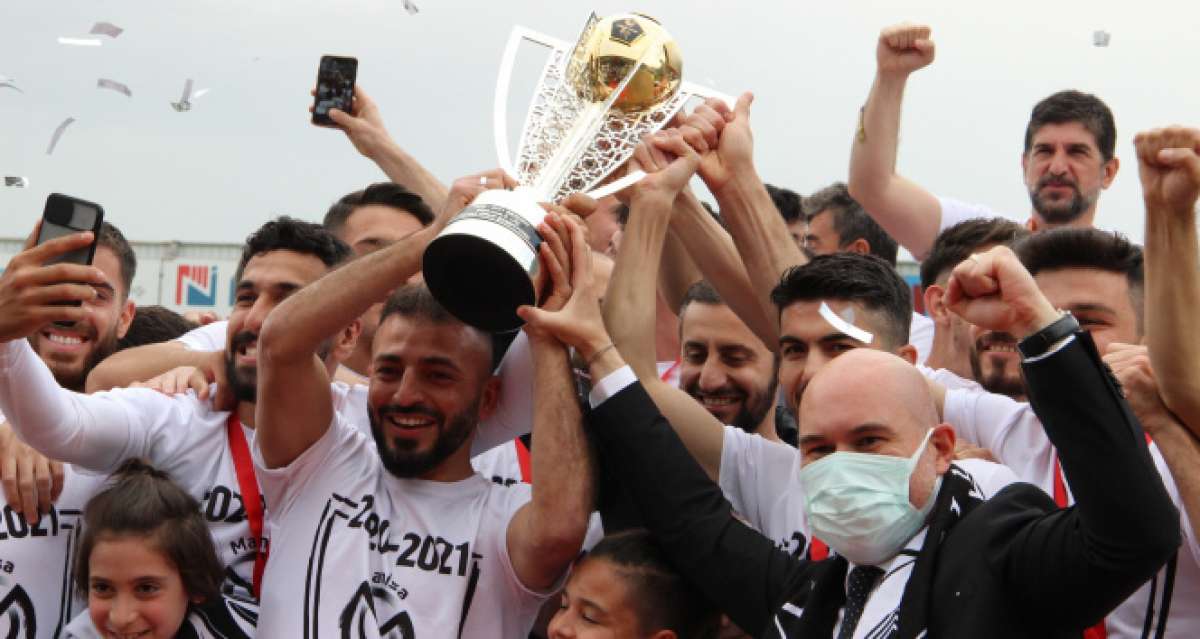 Manisa FK şampiyonluk kupasını kaldırdı