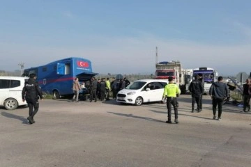 Manisa'da cezaevi nakil aracı tırla &ccedil;arpıştı: 6'sı asker 9 yaralı