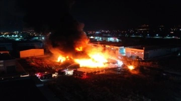 Manisa'da geri dönüşüm fabrikasında çıkan yangın söndürülmeye çalışılıyor